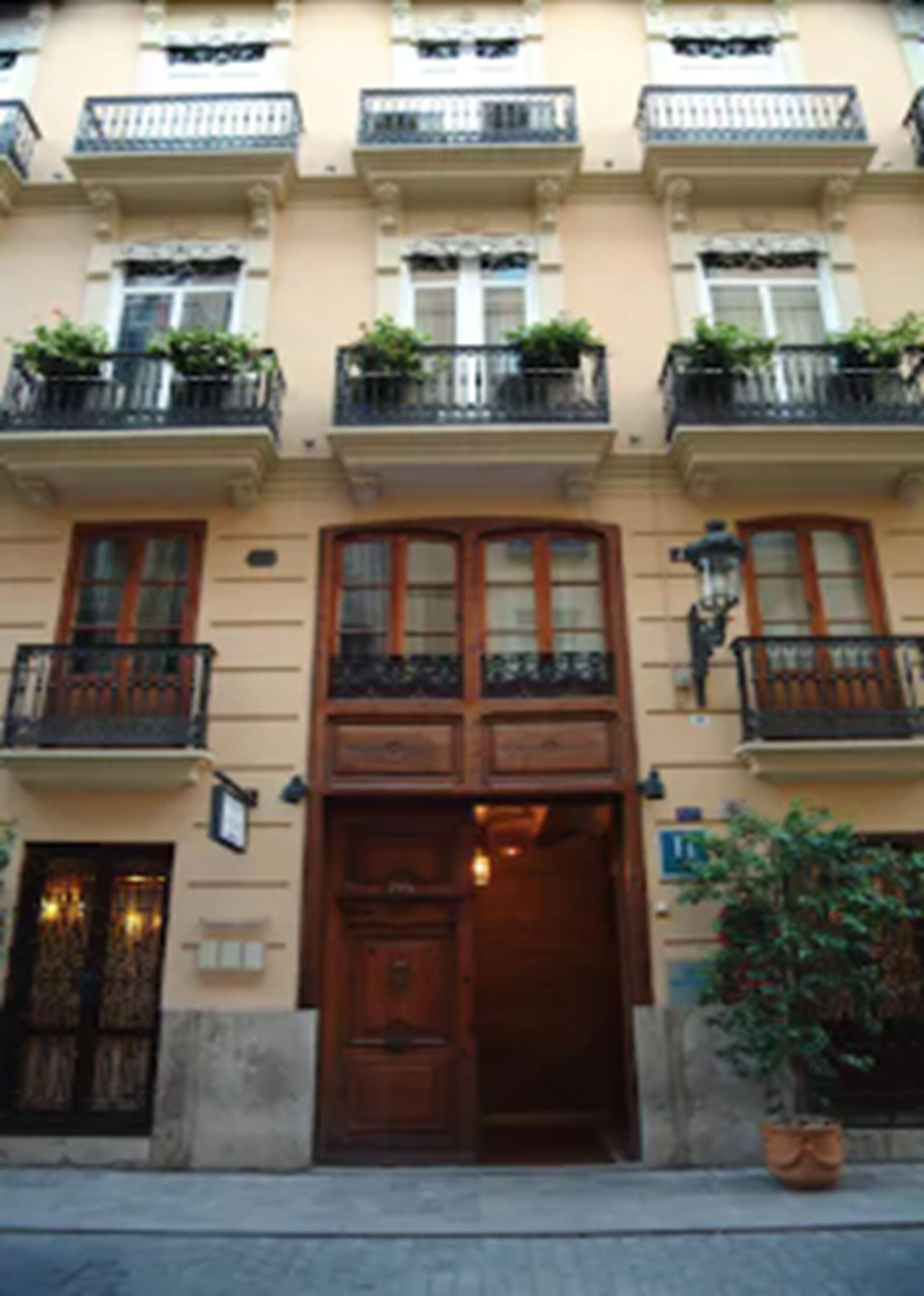 6 Romantic Hotels in Ciutat Vella Worth Booking