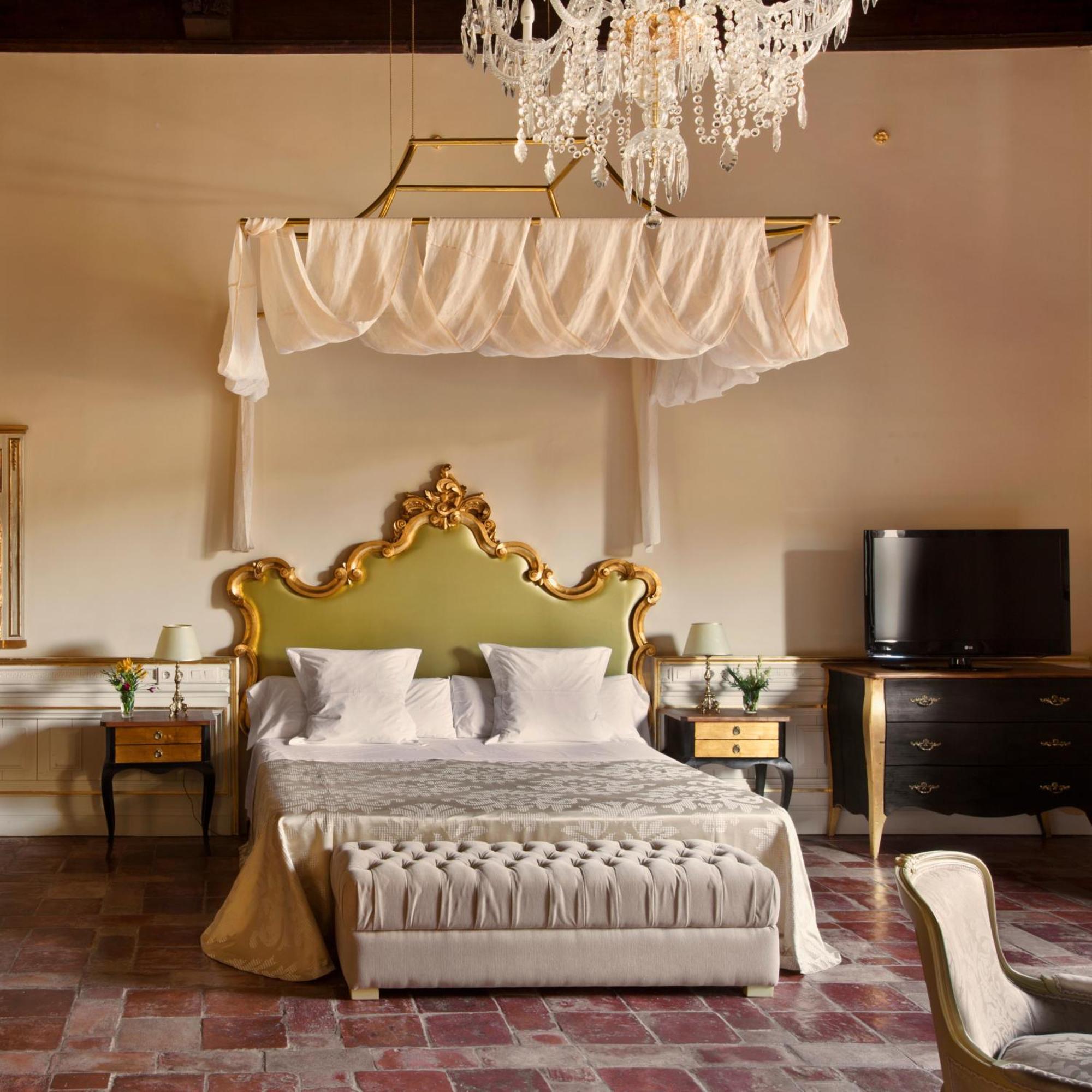 Staying Near Plaza de Toros: 6 Central Granada Hotels Compared