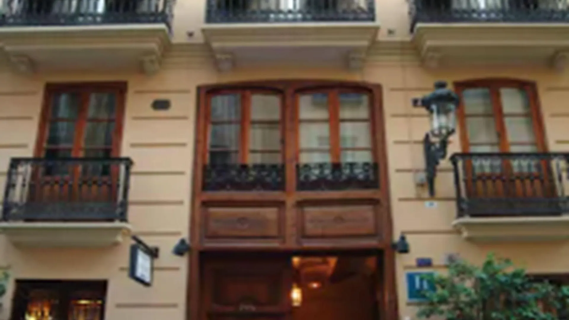 6 Romantic Hotels in Ciutat Vella Worth Booking