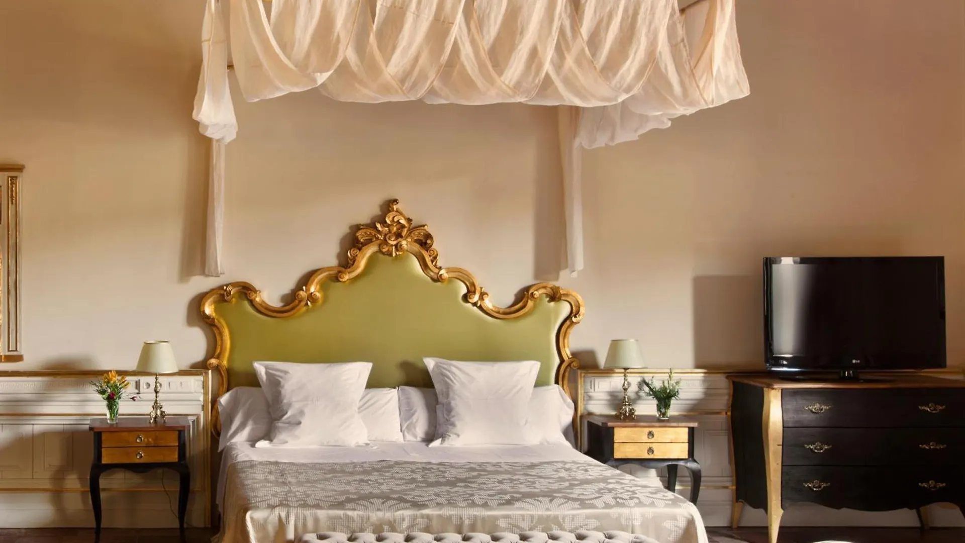 Staying Near Plaza de Toros: 6 Central Granada Hotels Compared