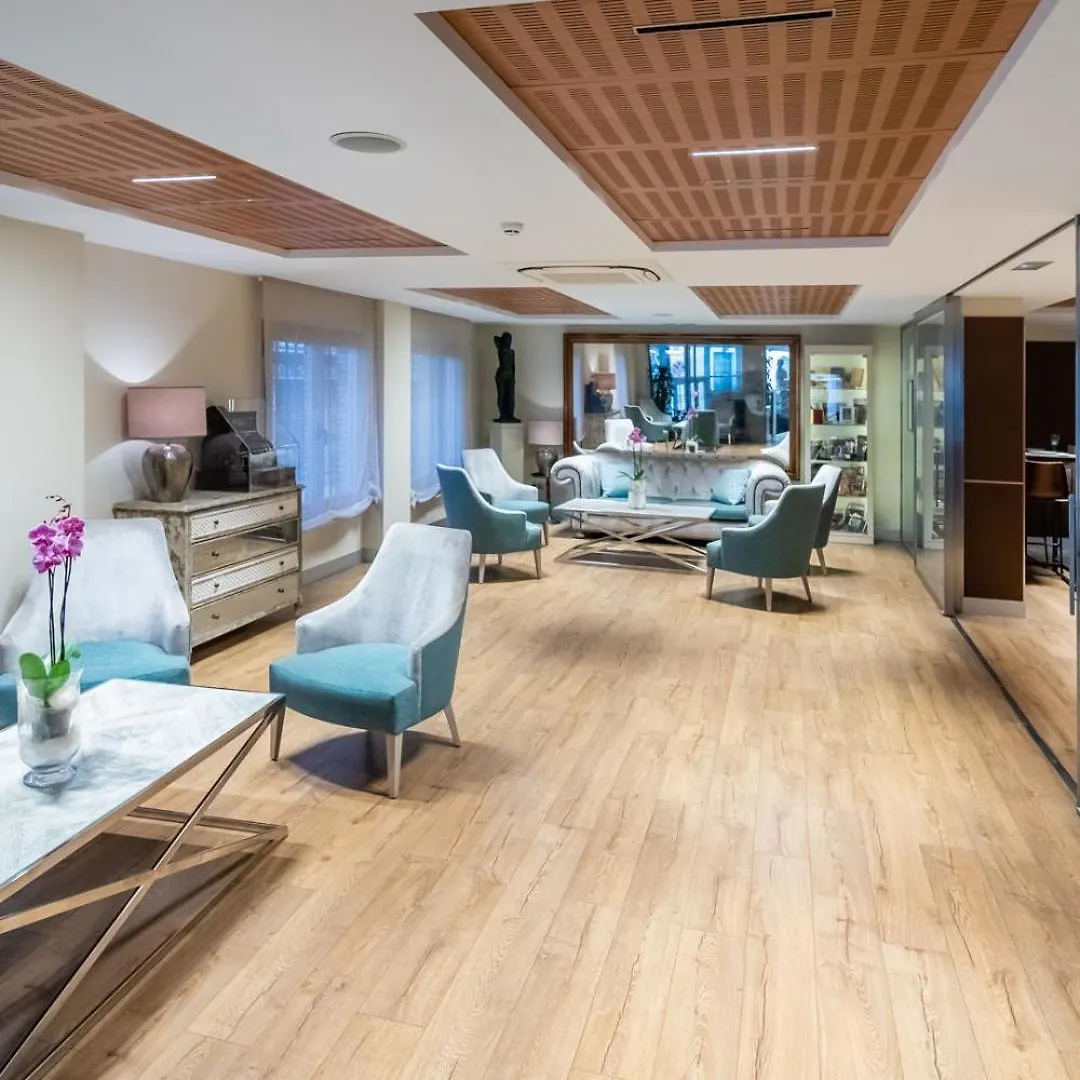 9 Central Hotels Near Malmuerta Tower for Cordoba's Historic Core